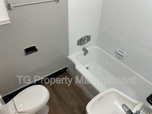 Photo - 5205 Hollycrest Dr