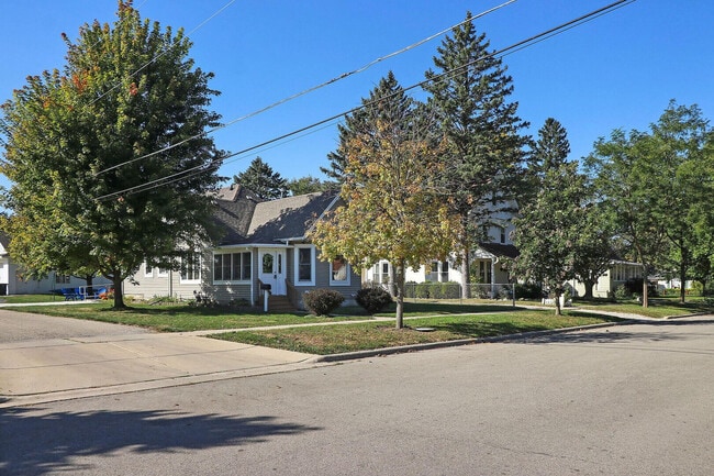 Building Photo - 922 Sage St