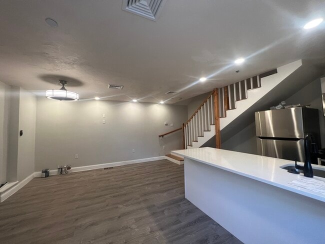 Building Photo - 28 Otis St Unit R Rental