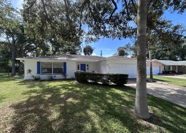 Photo - 832 Lucerne Cir
