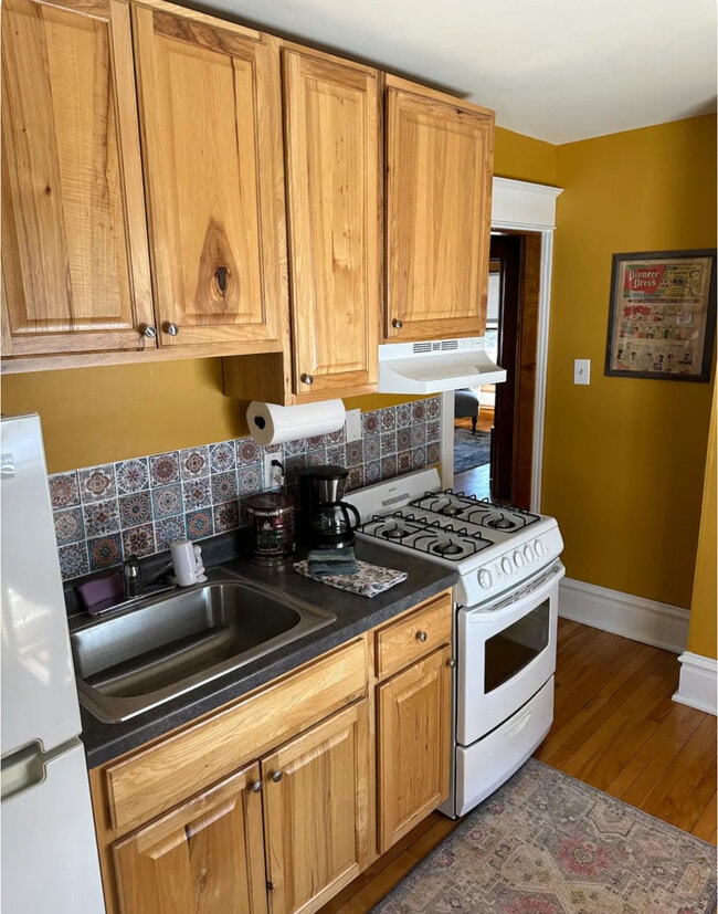 Kitchen - 205 George St W Unit 207