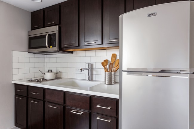 Kenmore Place - 6119 N Kenmore Ave