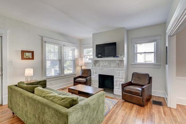 Entrada / Sala de estar - 939 Seymour Ave