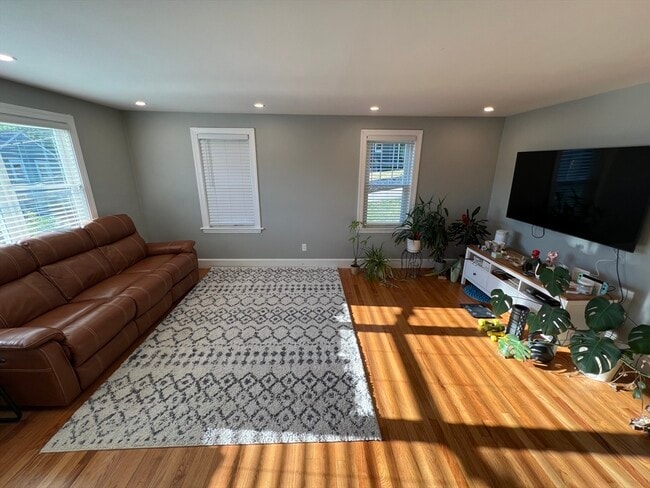 Building Photo - 40 Elm Knoll Rd