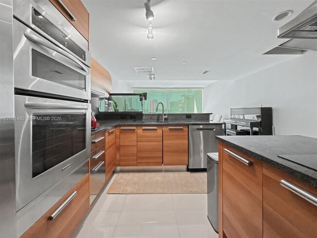 Building Photo - 2950 NE 188th St Unit 435