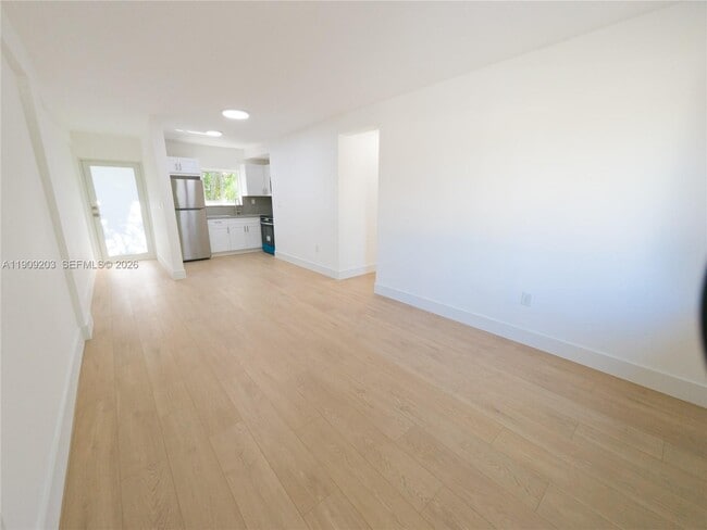 Building Photo - 2000 NW 29th St Unit 1