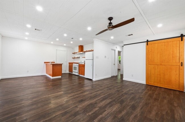 Photo - 5104 Spruce Cove