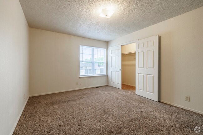 2BR, 1.5BA - 1085SF - Bedrom