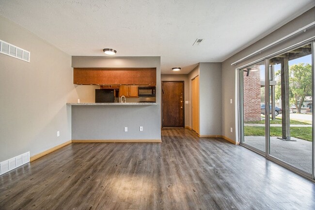 Omaha, NE Beacon Hill Apartments |Living
