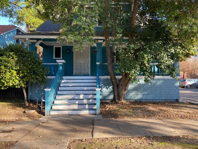 Building Photo - 3 Bed | 2 Bath | McKinley Park Area — $3,375/Month