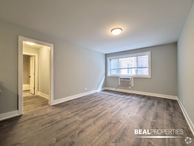 Building Photo - 530 W Surf St Unit Studio Rental