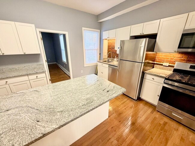 Photo - 106 W 3rd St Unidad 1