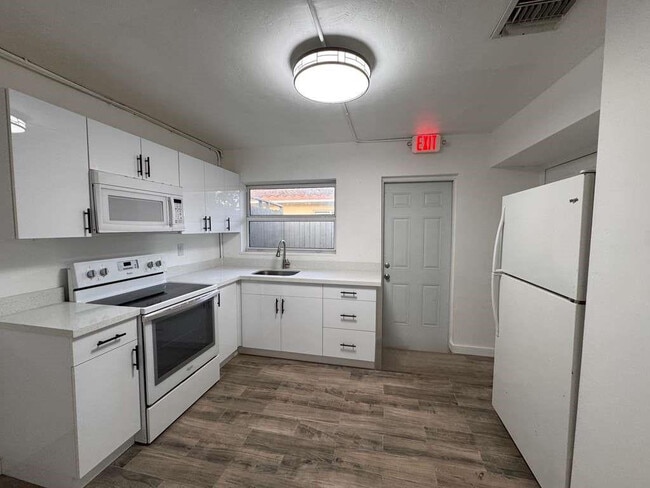 Photo - 3350 Powerline Rd Unit 2