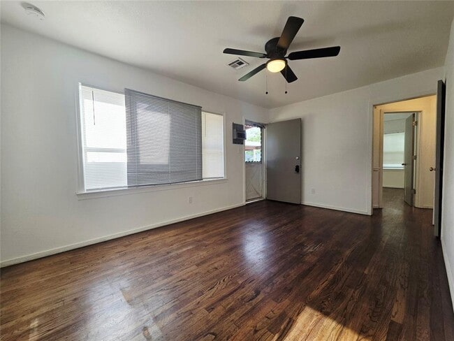 Photo - 3413 Willow Creek Dr