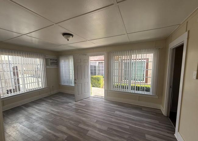 Building Photo - 2 Bedroom 1 Bath in East Hemet!