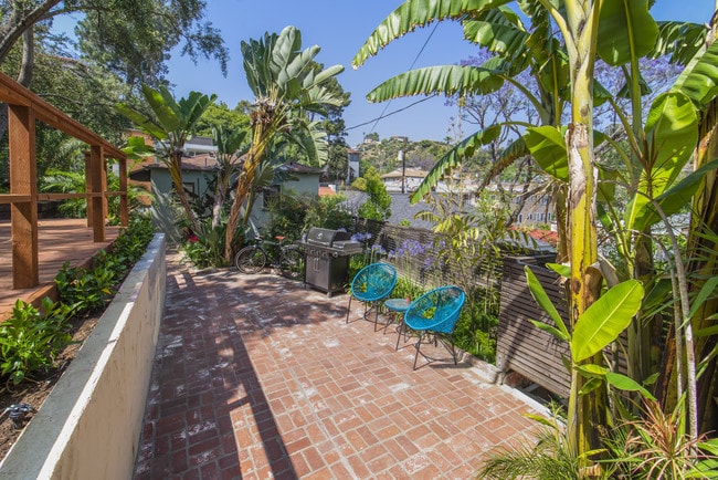 Patio inferior de ladrillo - 6122 Glen Tower St