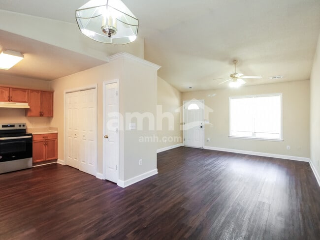 Photo - 725 Oak Branches Cl SE