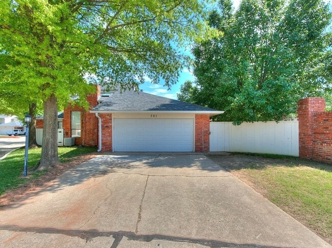 Building Photo - Beautiful 3bed/2bath Townhome Available in Westside Norman!!