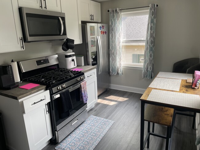Building Photo - 6713 W Dixon St Unit Furnished Upper