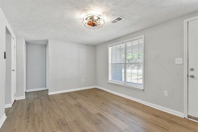 Photo - 1216 Old Rdg Rd E