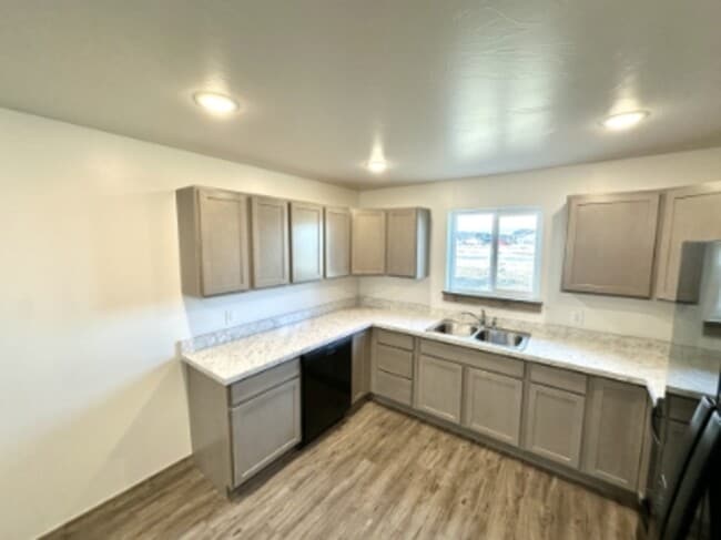 Photo - 3181 Queen Anns St