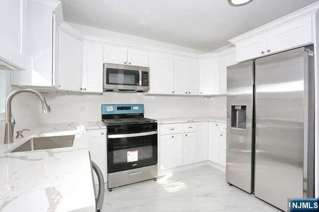 Building Photo - 196 2nd St Unit 1 st floor Rental
