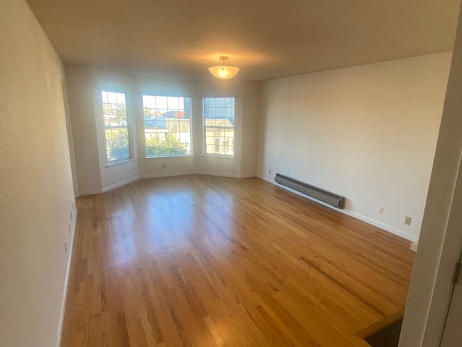 Photo - Epic Real Estate & Asso. Inc. - Beautiful, Spacious & Sunny 2 br/2ba Condo Available in Mission -... Unit 3,