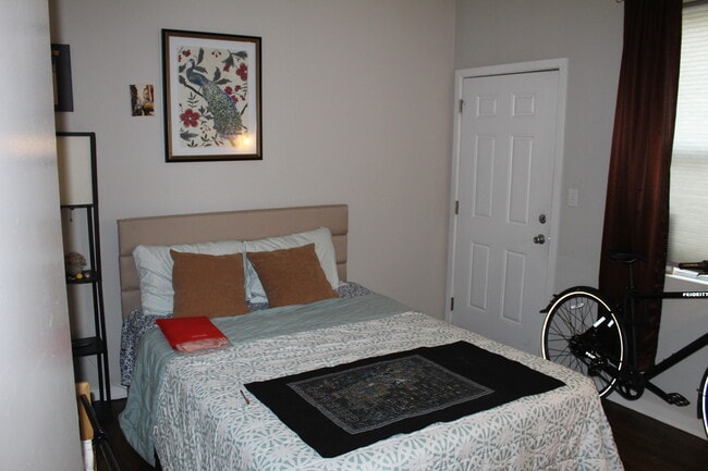 guest room - 946 W Fry St Unit #1e