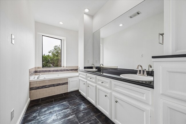 Photo - 2510 Genesee St