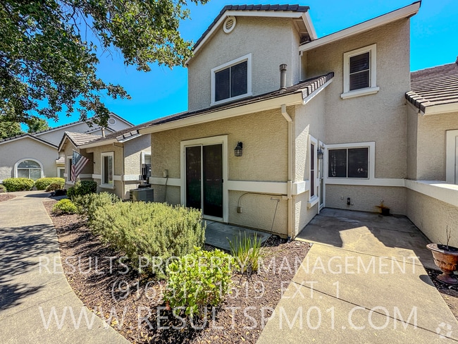 Building Photo - Lovely well cared for condo