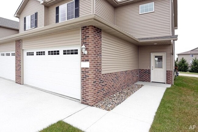 Building Photo - 802 SE Crossings Ln