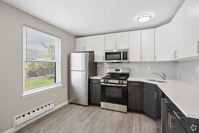 2BR, 1BA - 1,025SF - Kitchen