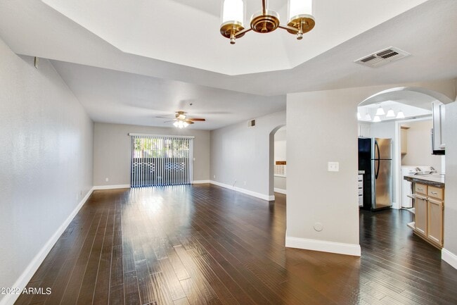 Building Photo - 5104 N 32nd St Unit 122