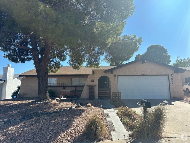 Building Photo - Single story home in classic ranch style.