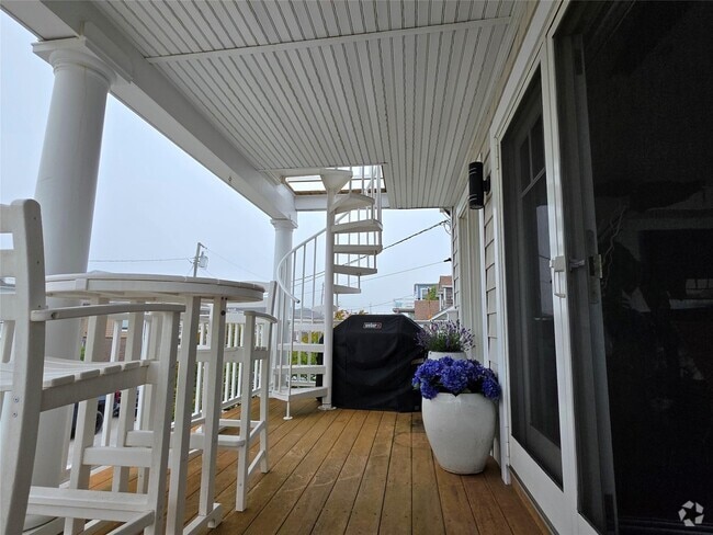 Building Photo - 34 Trenton Ave Unit Upper Rental