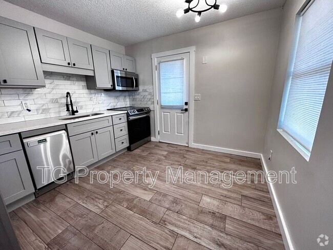 Building Photo - 1700 Main St Rental