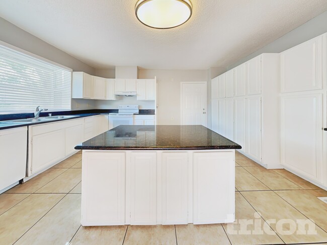 Photo - 573 Laurel St