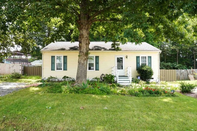 Building Photo - 8001 Clovertree Ct