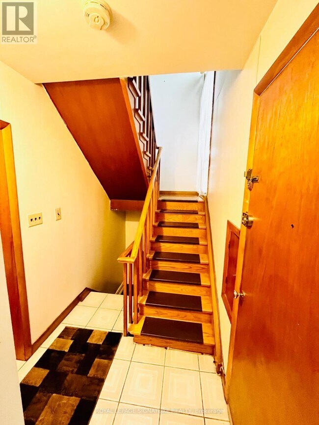 Photo - 214 Queenslea Ave