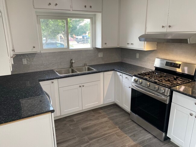 Photo - 8012 Emerson Plz