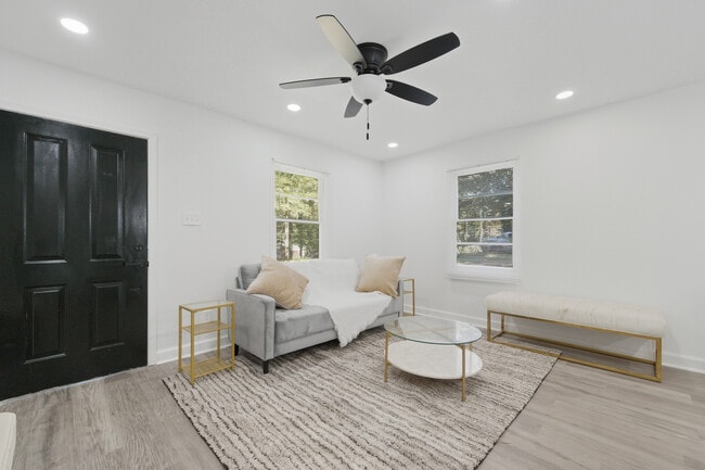 Photo - 3192 Oakcliff Rd NW