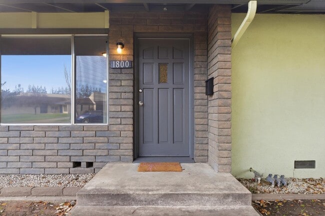 Building Photo - 1800 Rockford Ave