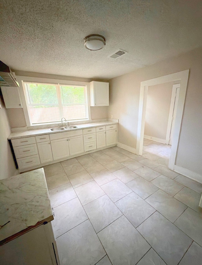 Photo - 1450 Oaklawn St