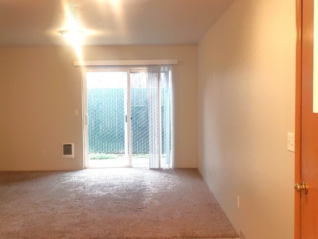 Photo - Wonderful townhouse in East Portland! rent...