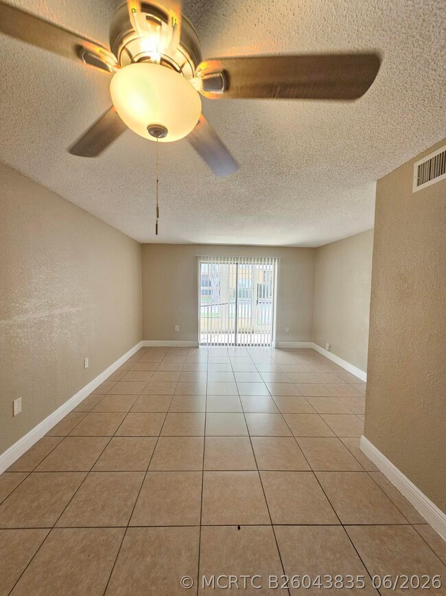 Building Photo - 4324 NW 9th Ave Unit 6-1c