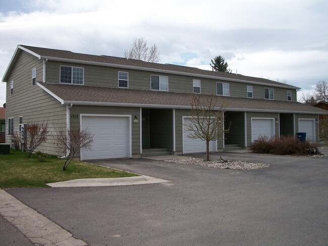 2 Bedrooms 1 1/2 Bathrooms Townhouse - 2 Bedrooms 1 1/2 Bathrooms Townhouse