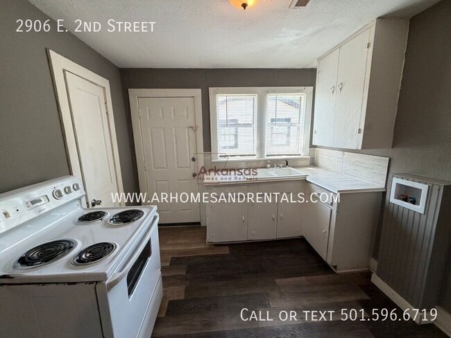 Photo - 2906 E 2nd St