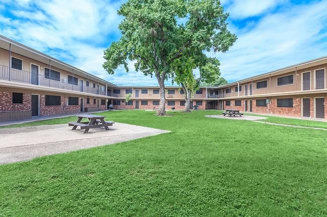 Oak Tree Apartments - Oak Tree Apartments