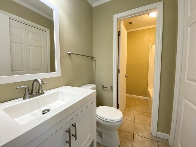Two Bedroom Condo Located close to Everything Hilton Head Island has to Offer!
