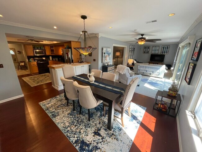 dining - 90 Bishop Sq